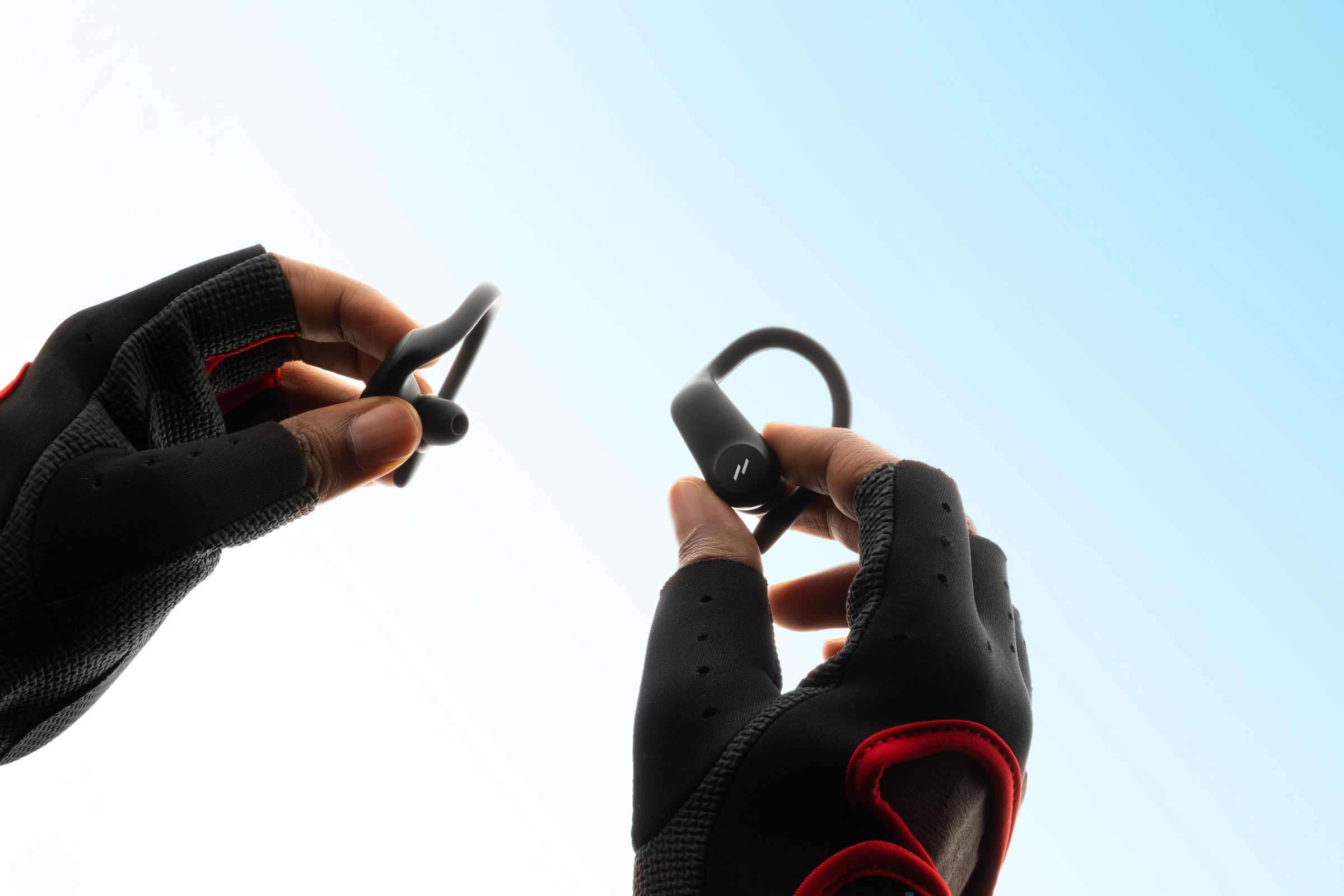 ZIZO Encore Z1 Clip-on Wireless Earbuds | ZIZO