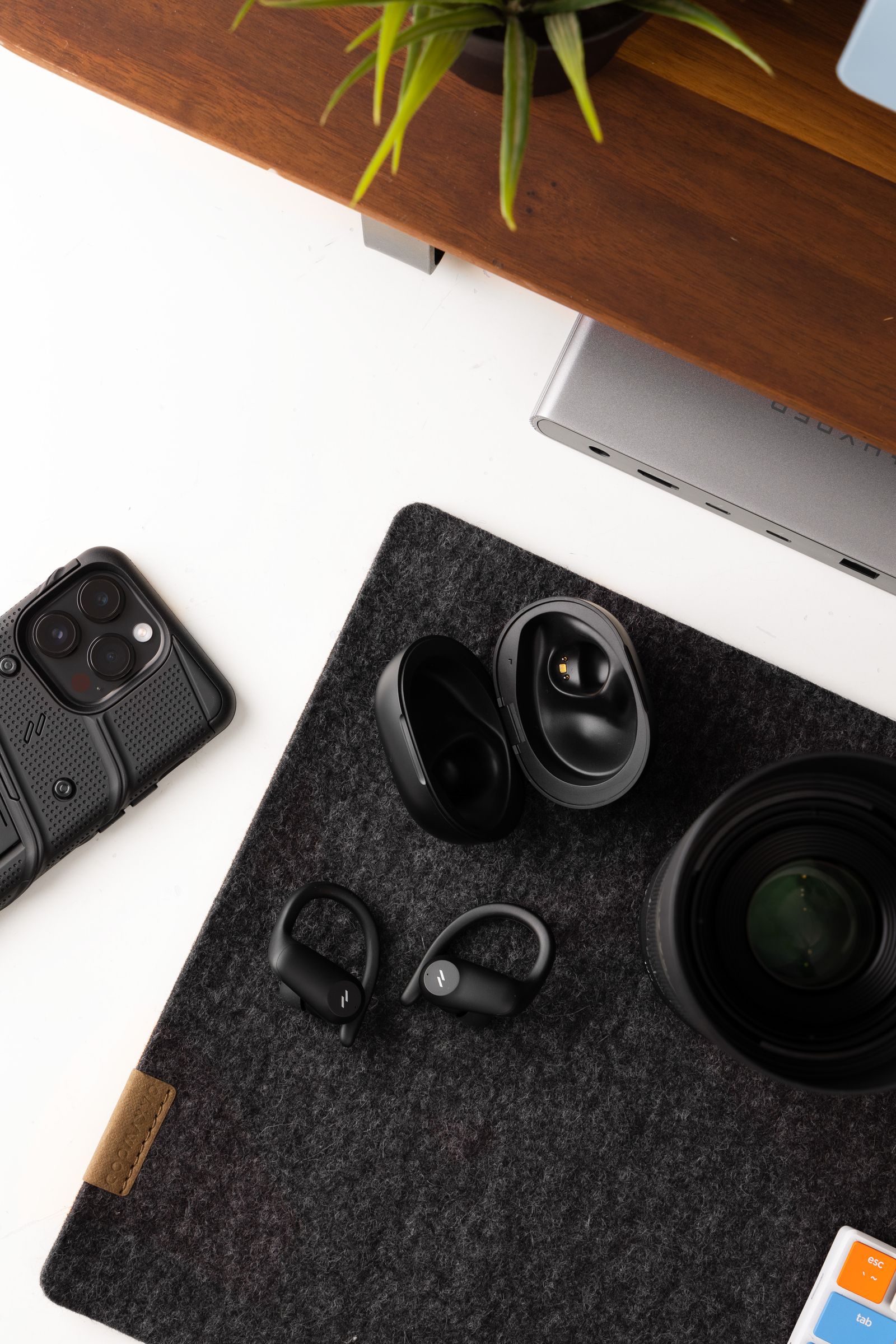 ZIZO Encore Z1 Clip-on Wireless Earbuds | ZIZO