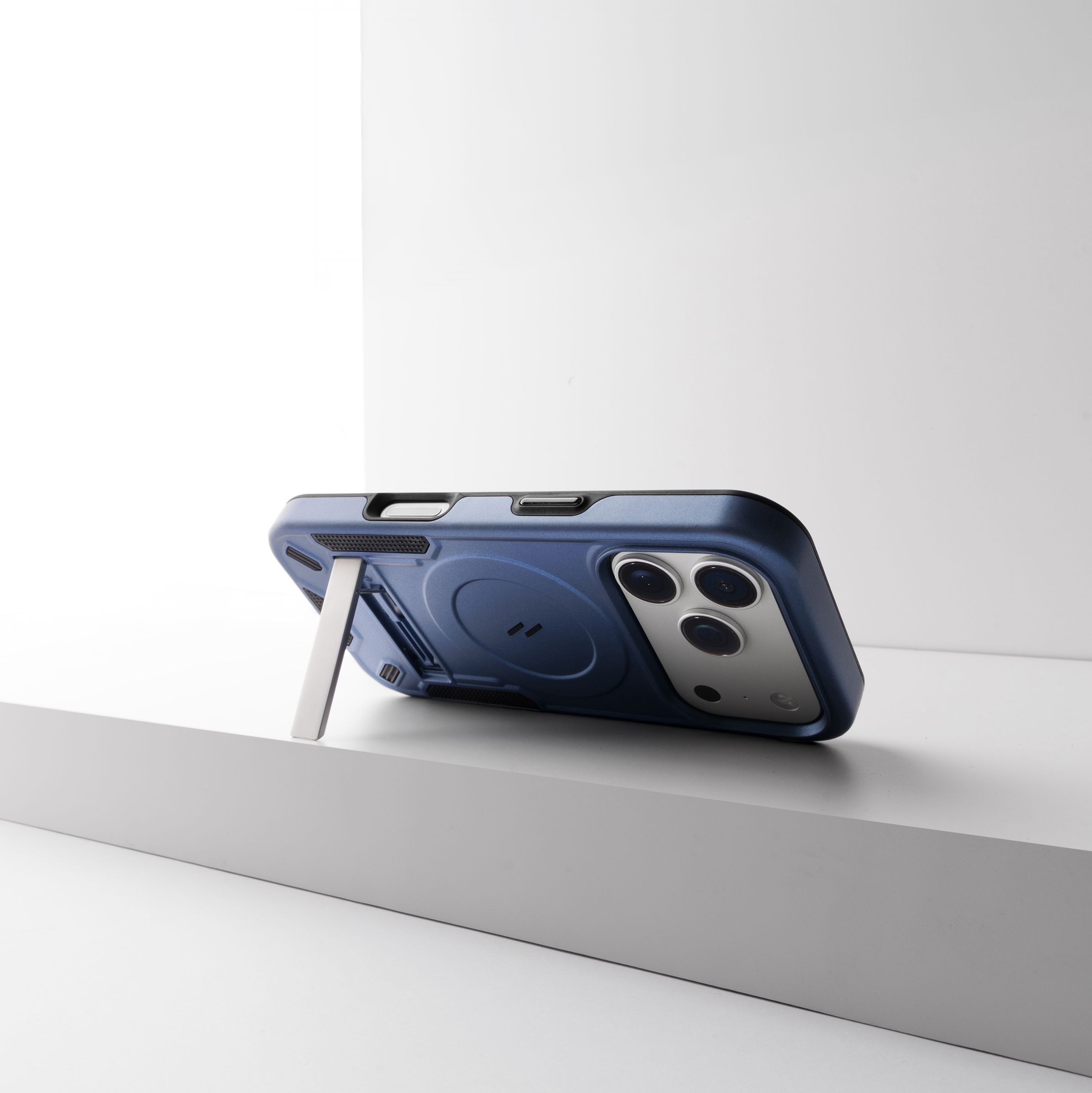 iPhone セット ZIZO TRANSFORM Series iPhone 17e/16e/15/14/13 Case | ZIZO